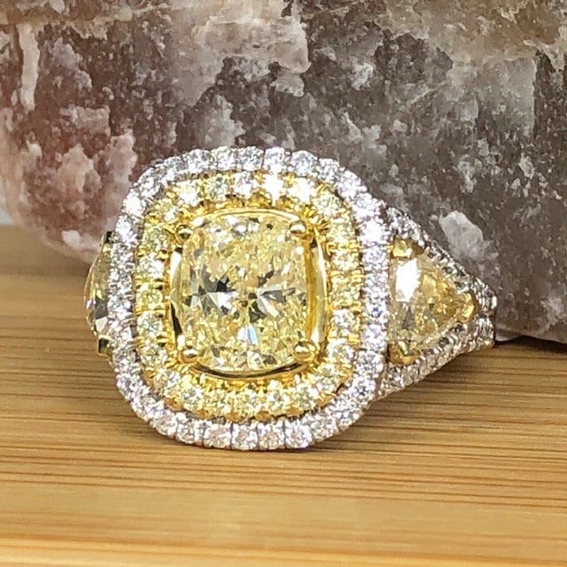 3.76 Ct Kissen Diamant Verlobungsring, Gelber Vorschlag Ring, Doppel Halo Pave Set Split Schaftring in 18 Karat Weißgold 3.76 Ct Kissen Diamant Verlobungsring, Gelber Vorschlag Ring, Doppel Halo Pave Set Split Schaftring in 18 Karat Weißgold von USJewelryFactory