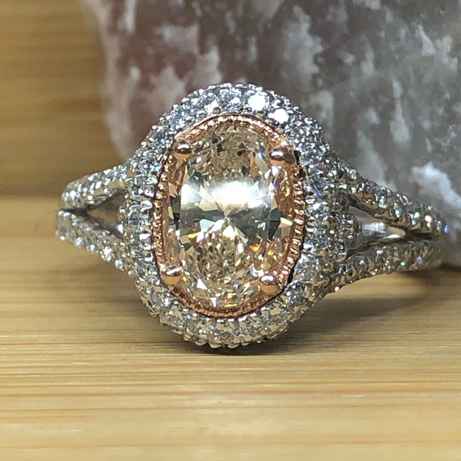 Diamant-Verlobungsring Im Ovalschliff, 2.01 Ctw Sehr Leichter Bräunlich-Gelber Diamantring 18K Weißgold, Halo-Split-Shank-Ring Ovalschliff Diamant-Verlobungsring Im Ovalschliff, 2.01 Ctw Sehr Leichter Bräunlich-Gelber Diamantring 18K Weißgold, Halo-Split-Shank-Ring Ovalschliff von USJewelryFactory