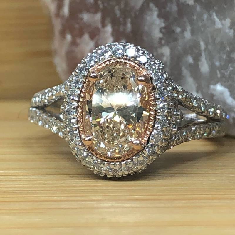 Diamant-Verlobungsring Im Ovalschliff, 2.01 Ctw Sehr Leichter Bräunlich-Gelber Diamantring 18K Weißgold, Halo-Split-Shank-Ring Ovalschliff Diamant-Verlobungsring Im Ovalschliff, 2.01 Ctw Sehr Leichter Bräunlich-Gelber Diamantring 18K Weißgold, Halo-Split-Shank-Ring Ovalschliff von USJewelryFactory