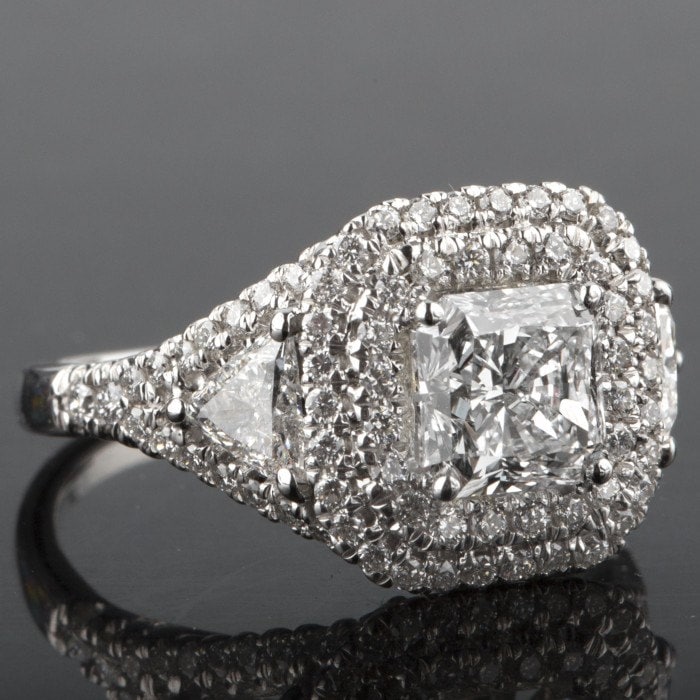 Diamant Verlobungsring Mit Strahlendem Schliff Doppelter Heiligenschein, Trillion Seitensteine, 750 Weißgold von USJewelryFactory