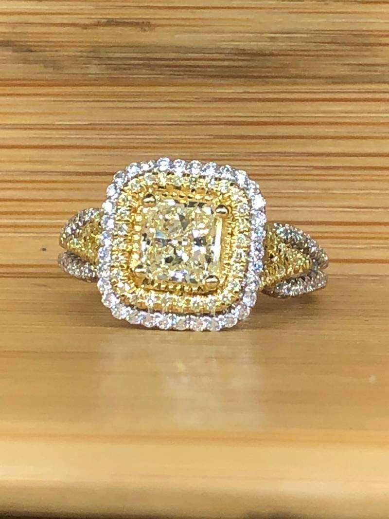 Gelber Diamant-Verlobungsring, Strahlenschliff Moderner Geteilter Schaft, Halo-Verlobungsring, 18K Weißgoldring von USJewelryFactory