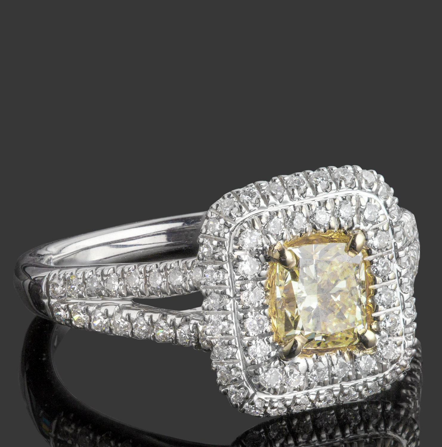 Gelber Diamant Halo Verlobungsring - Kissenschliff Weißgold 750 Gelber Diamant Halo Verlobungsring - Kissenschliff Weißgold 750 von USJewelryFactory