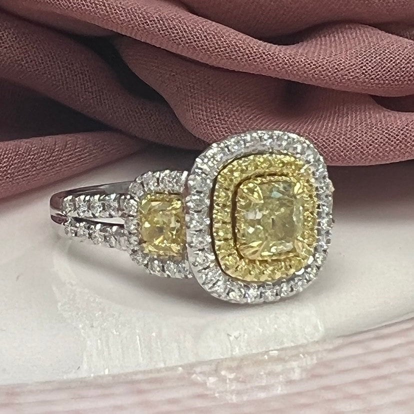 Gia Zertifiziertes 1.87Ct Kissen Natürlicher Ausgefallener Gelber Diamantring, Rundschliff Seitliche Diamanten, Verlobungsantragsring, 18K Weißgold von USJewelryFactory