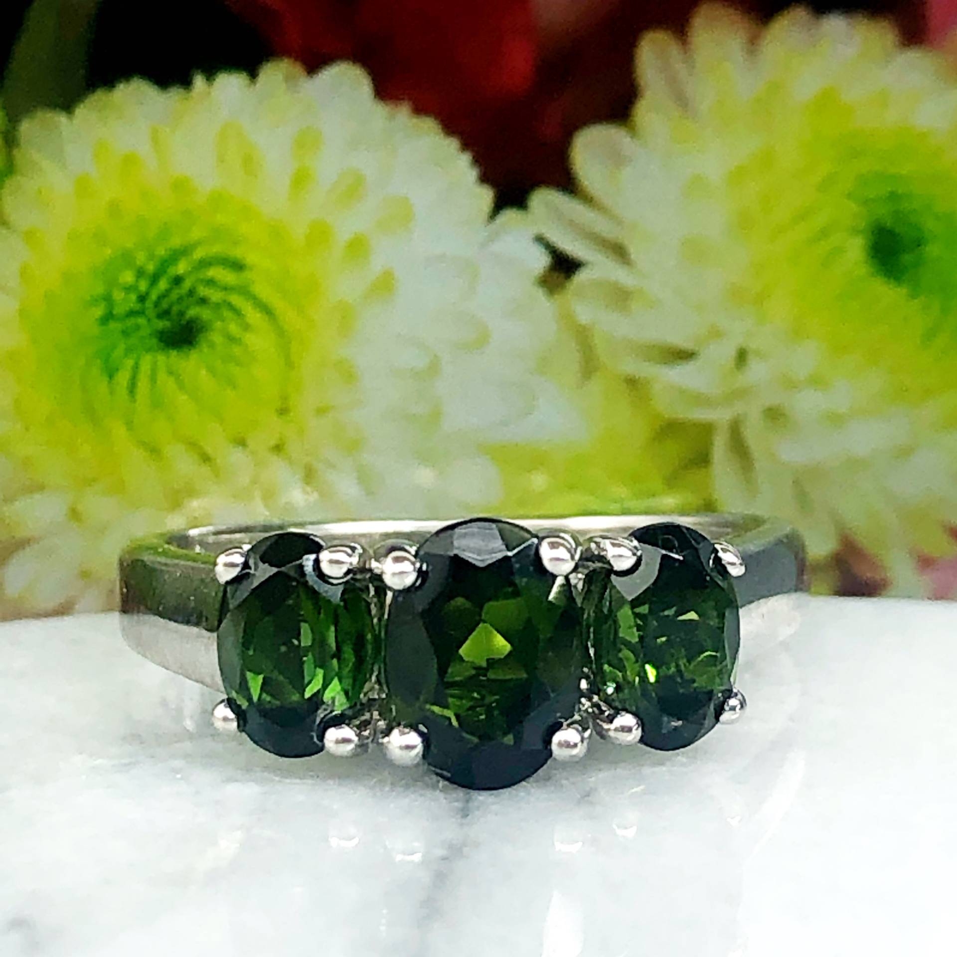 Grüner Turmalin 3-stein-Ring 10K Weißgold-Verlobungsring von USJewelryFactory