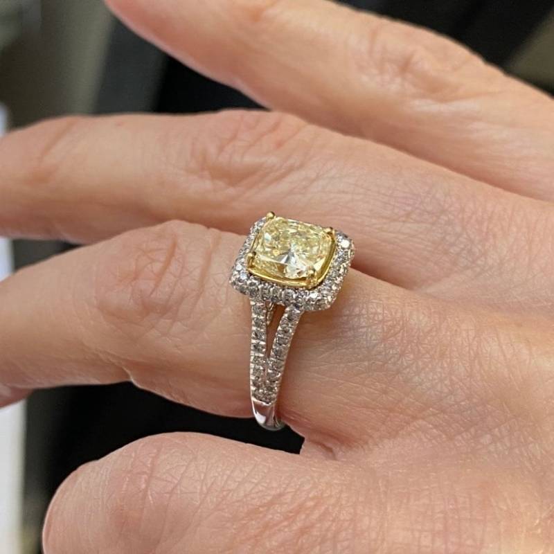 Radiant Cut Gelber Diamant Verlobungsring, 2.15Ctw, 18K Weißgold Mit Geschlitzter Schiene von USJewelryFactory
