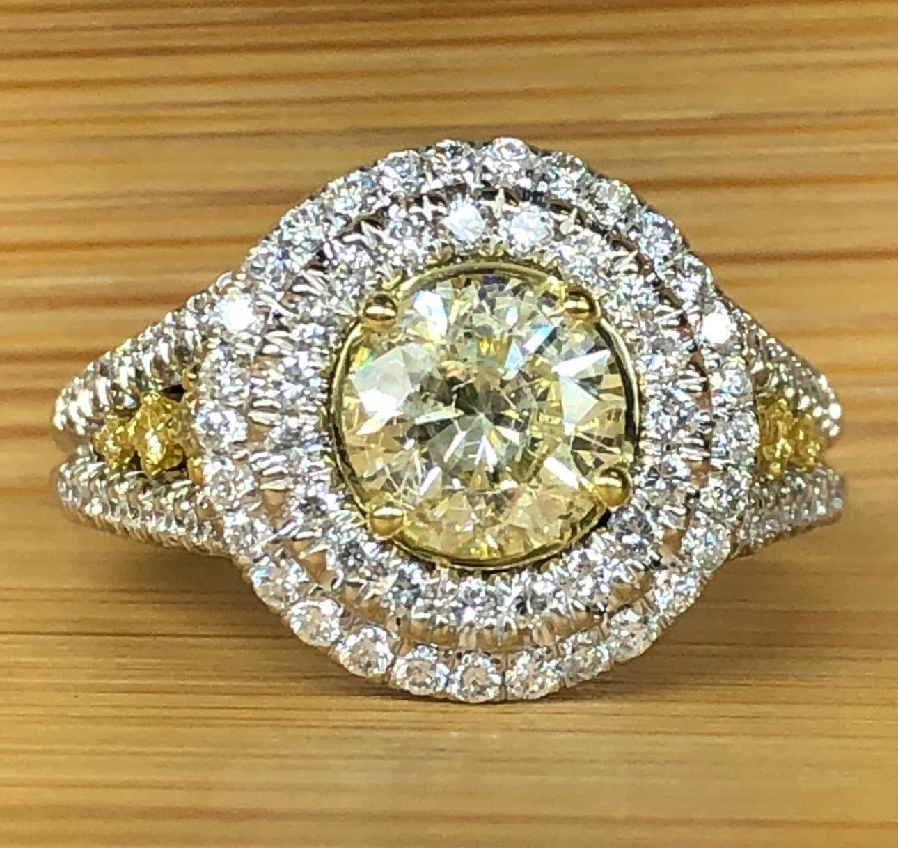 Runder Diamant-Verlobungsring 2, 07 Ct, Doppelter Gelber Diamantring, Pave-Diamant-Split-Schaft-Ring 14K Weißgold von USJewelryFactory
