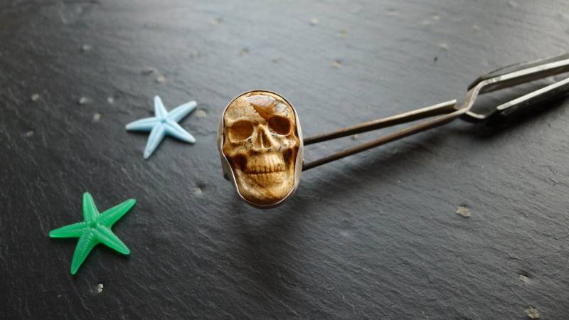 Schädel Cabochon Malerei Jaspis Und Sterling Silberring, Größe 9, Ein Von Einer Art Schädel Cabochon Malerei Jaspis Und Sterling Silberring, Größe 9, Ein Von Einer Art von UTXITA