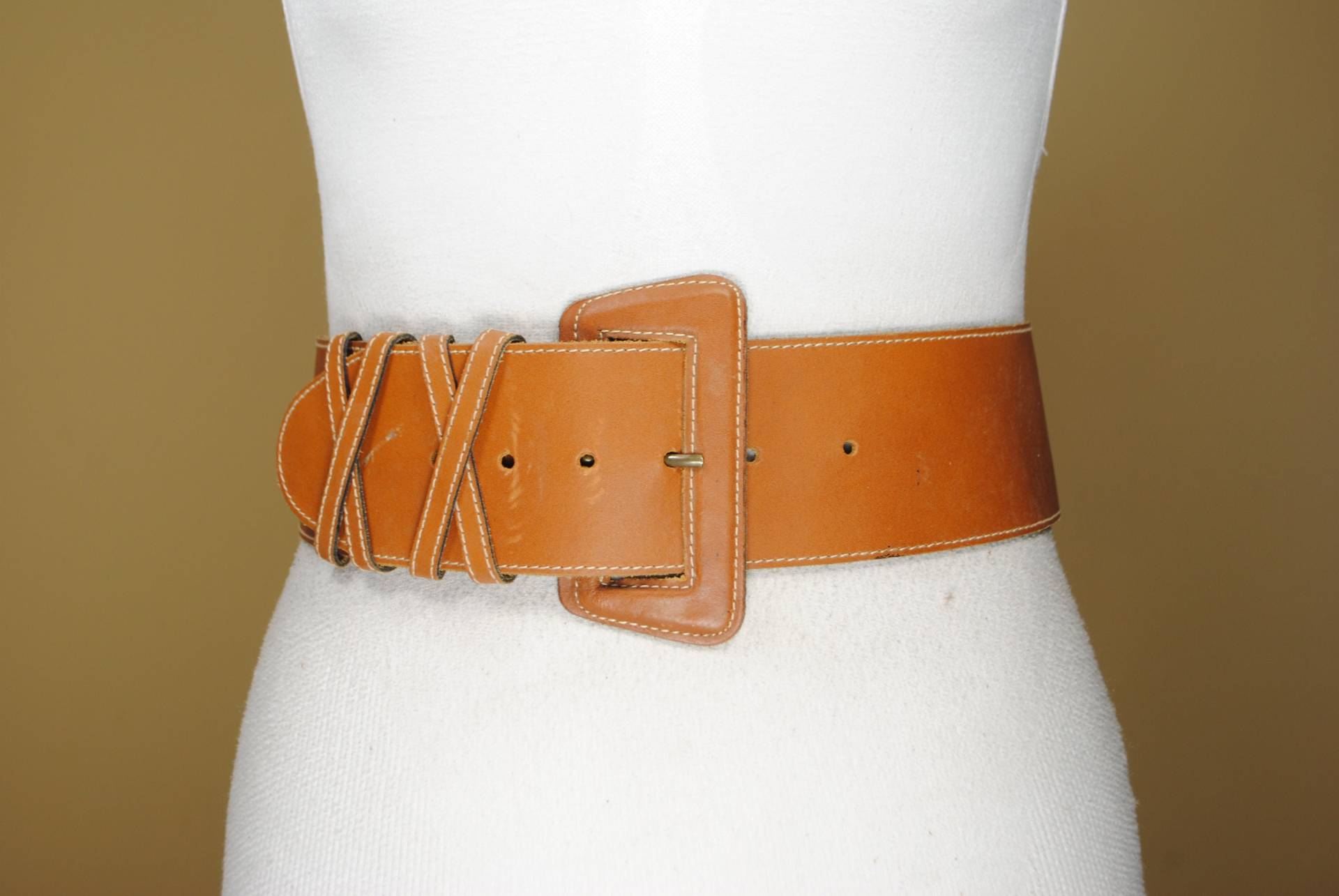 Breiter Braun Brauner Ledergürtel Für Frauen Mit Gekreuzten Schleifen Breiter Braun Brauner Ledergürtel Für Frauen Mit Gekreuzten Schleifen von UWareiton