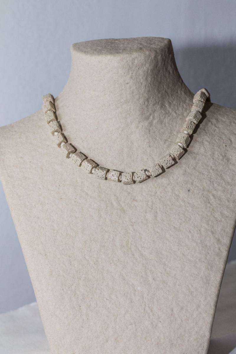 Halsband Mit Lavasteinen - Farbe Grau Weinrot Halsband Mit Lavasteinen - Farbe Grau Weinrot von Uchyko