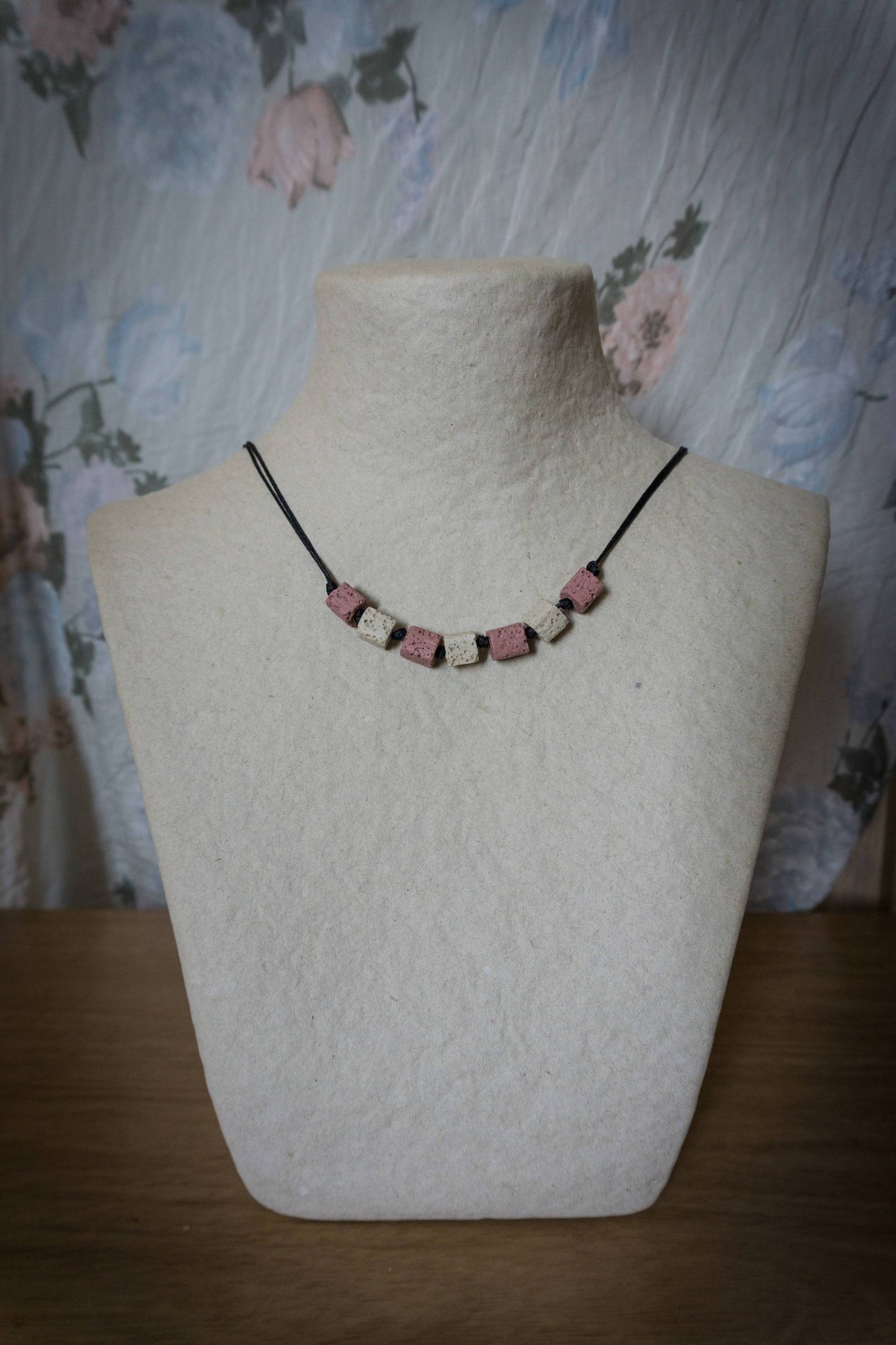 Kragen Aus Vulkanstein Mit 7 Würfeln Und Hellem Rosa Hellblau Kragen Aus Vulkanstein Mit 7 Würfeln Und Hellem Rosa Hellblau von Uchyko
