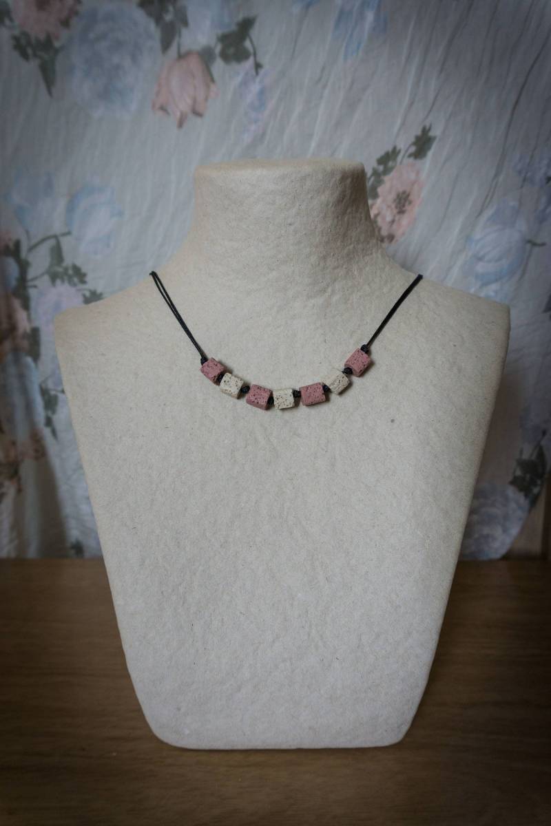 Kragen Aus Vulkanstein Mit 7 Würfeln Und Hellem Rosa Hellblau Kragen Aus Vulkanstein Mit 7 Würfeln Und Hellem Rosa Hellblau von Uchyko