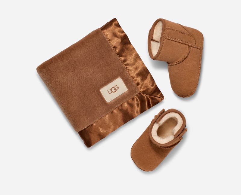 UGG® Classic Boot und Lovey Decke für Kinder in Brown, Größe 23.5, Veloursleder von Ugg