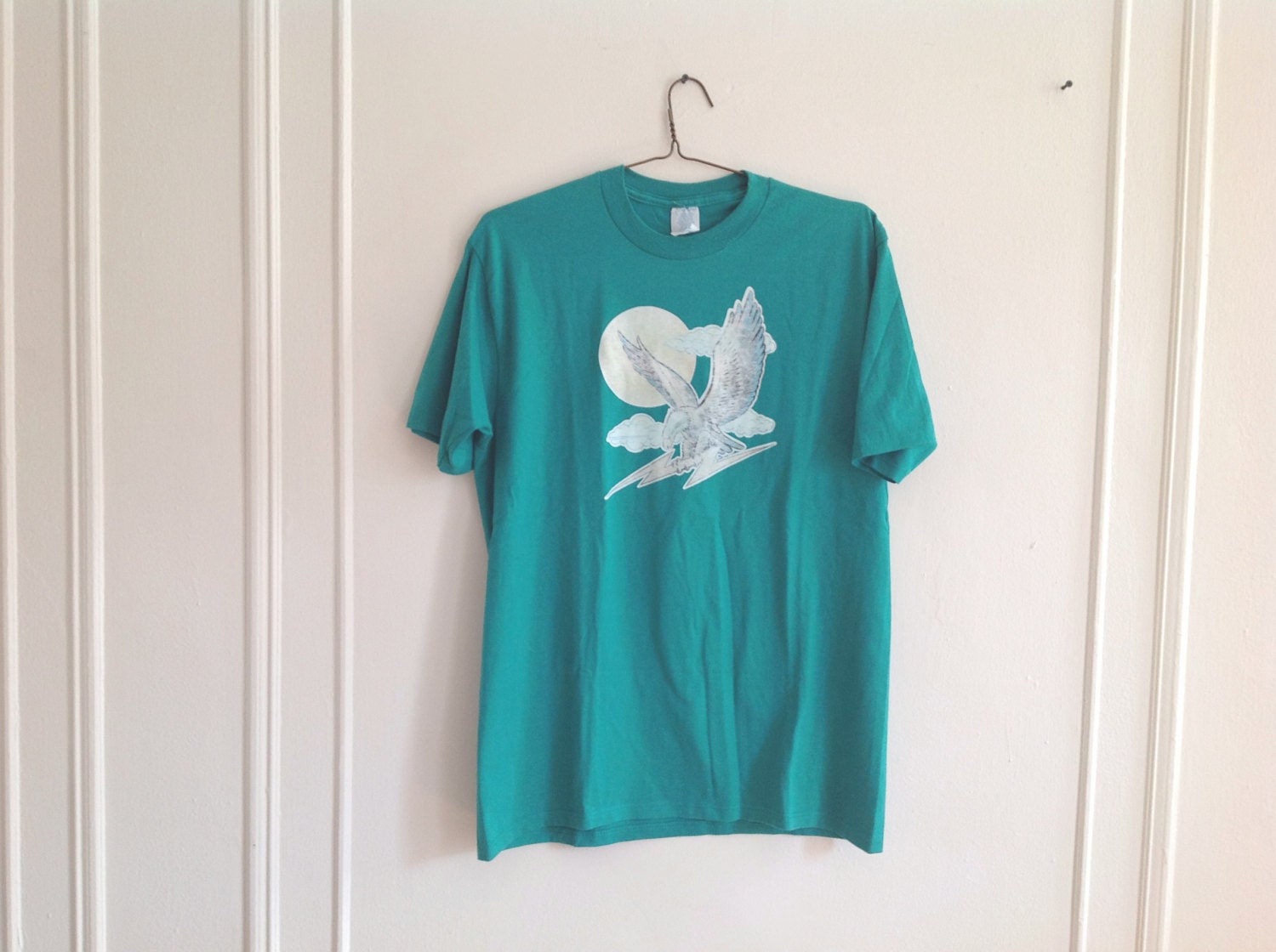 70's Türkises Adler, Blitz, Wolken Design T-Shirt - Gr. L von UglyCousin