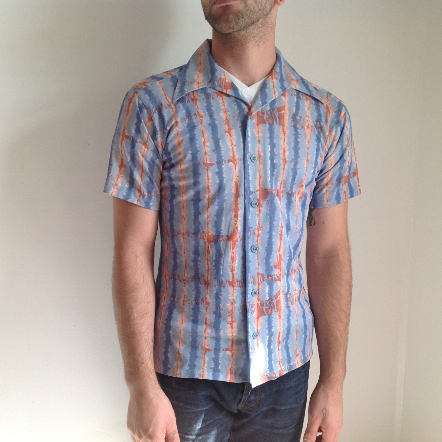 Blaues Und Rotes Batik-Polyester-Herrenhemd - Medium von UglyCousin