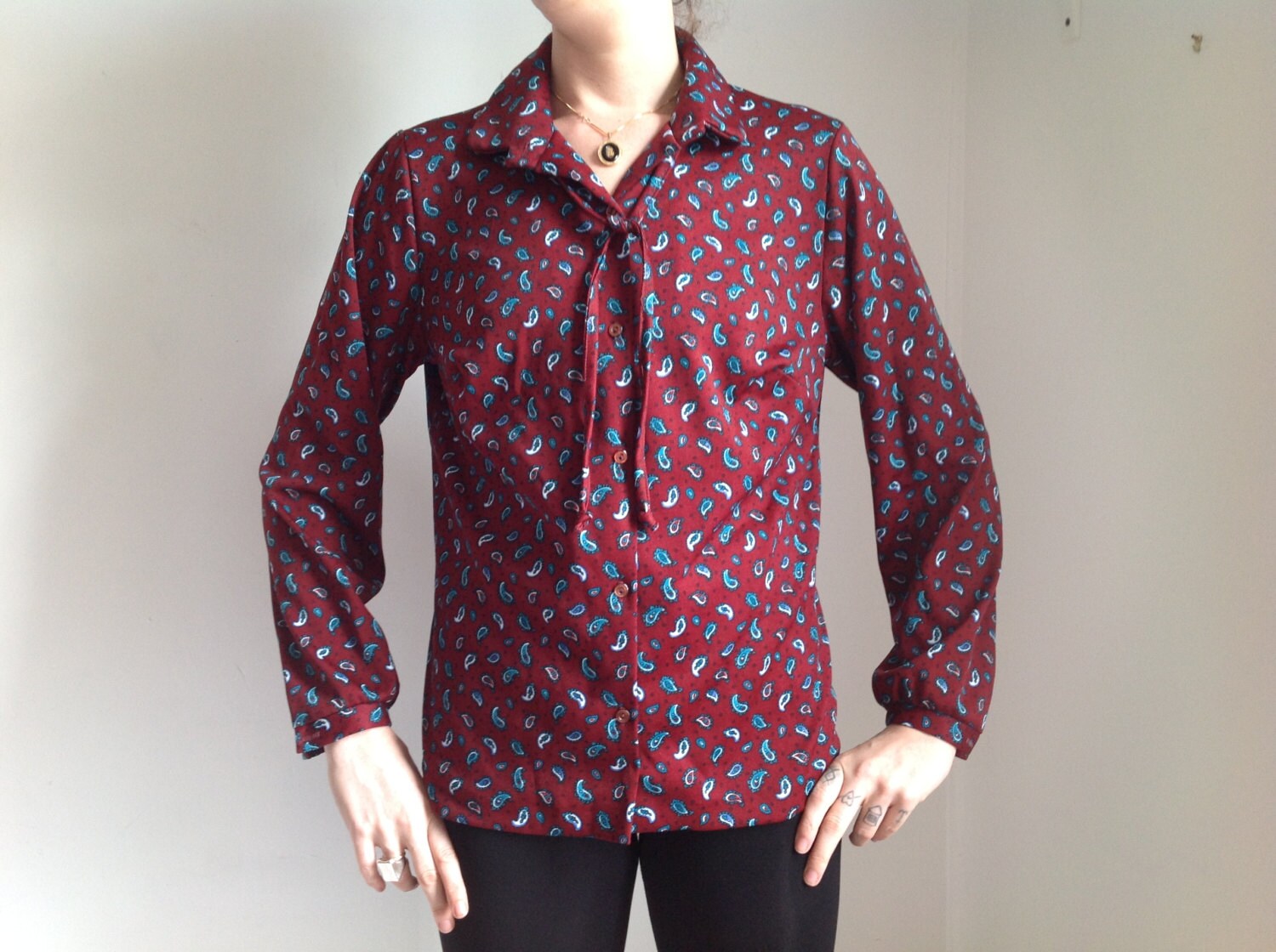 Burgunder - Und Paisley-Muster Damen-Polyester-Button-Down-Hemd von UglyCousin