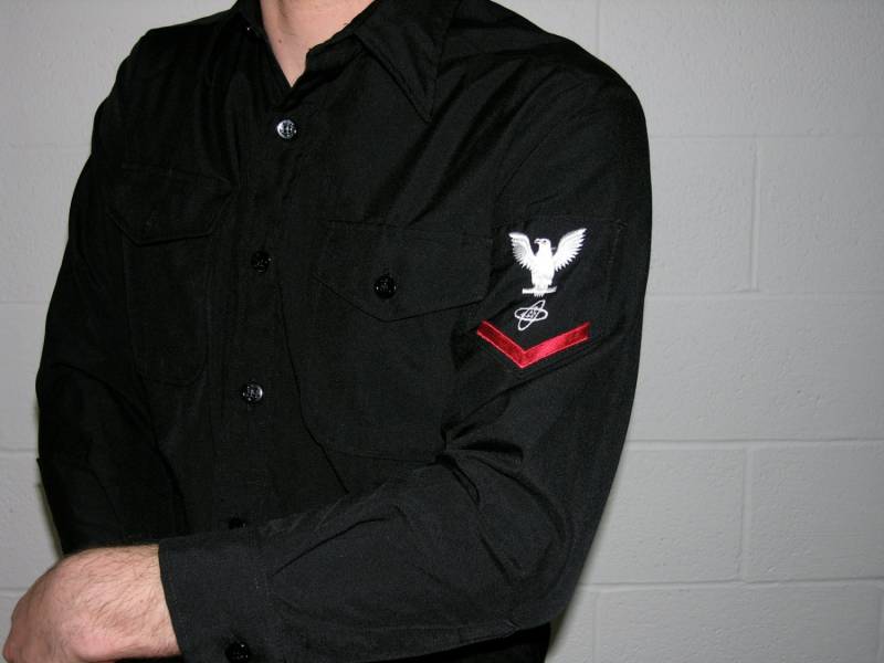 L/S Schwarzes Uniformhemd Mit Adler-Aufnäher Am Linken Ärmel - Größe M L/S Schwarzes Uniformhemd Mit Adler-Aufnäher Am Linken Ärmel - Größe M von UglyCousin