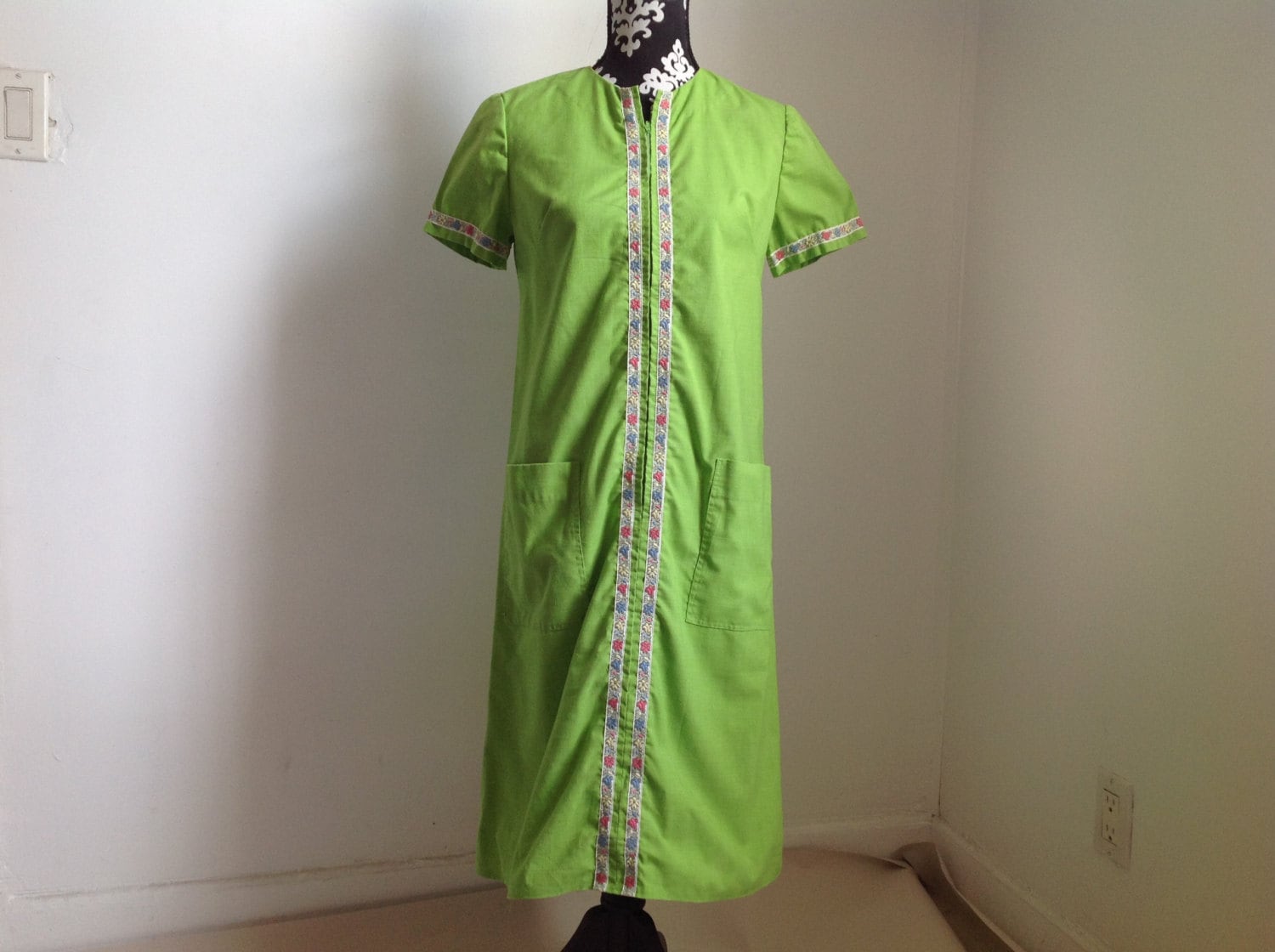 Lindgrünes Kurzarm-Kleid Mit Reißverschluss Vorne von UglyCousin