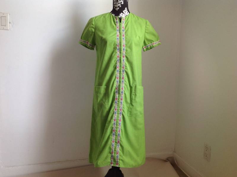 Lindgrünes Kurzarm-Kleid Mit Reißverschluss Vorne von UglyCousin