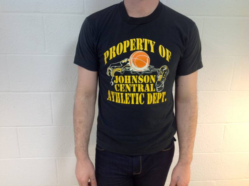 Schwarzes T-Shirt Mit Der Aufschrift Property Of Johnson Central Athletic Dept. - Groß Schwarzes T-Shirt Mit Der Aufschrift Property Of Johnson Central Athletic Dept. - Groß von UglyCousin