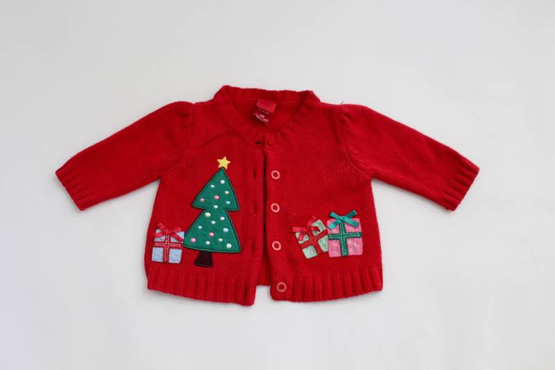 Baum/Geschenke 3Mo. Kinder Vintage Weihnachtspullover Rot # 1173 von UglySweaterStoreUS