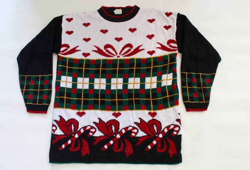 Gewickeltes Geschenk Medium Vintage Hässlicher Weihnachtspullover Schwarz #215 von UglySweaterStoreUS