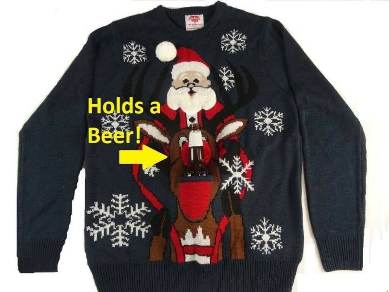 Hässliche Weihnachtsstrickjacke Hält Ein Bier Reitendes Rentier von UglySweaterStoreUS