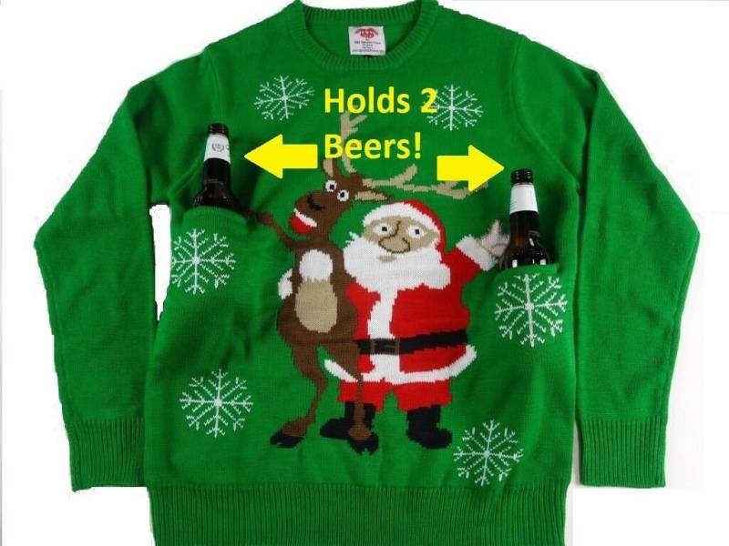 Ugly Christmas Sweater Hält Zwei Bier Der Weihnachtsmann Jubelt Mit Rentier von UglySweaterStoreUS