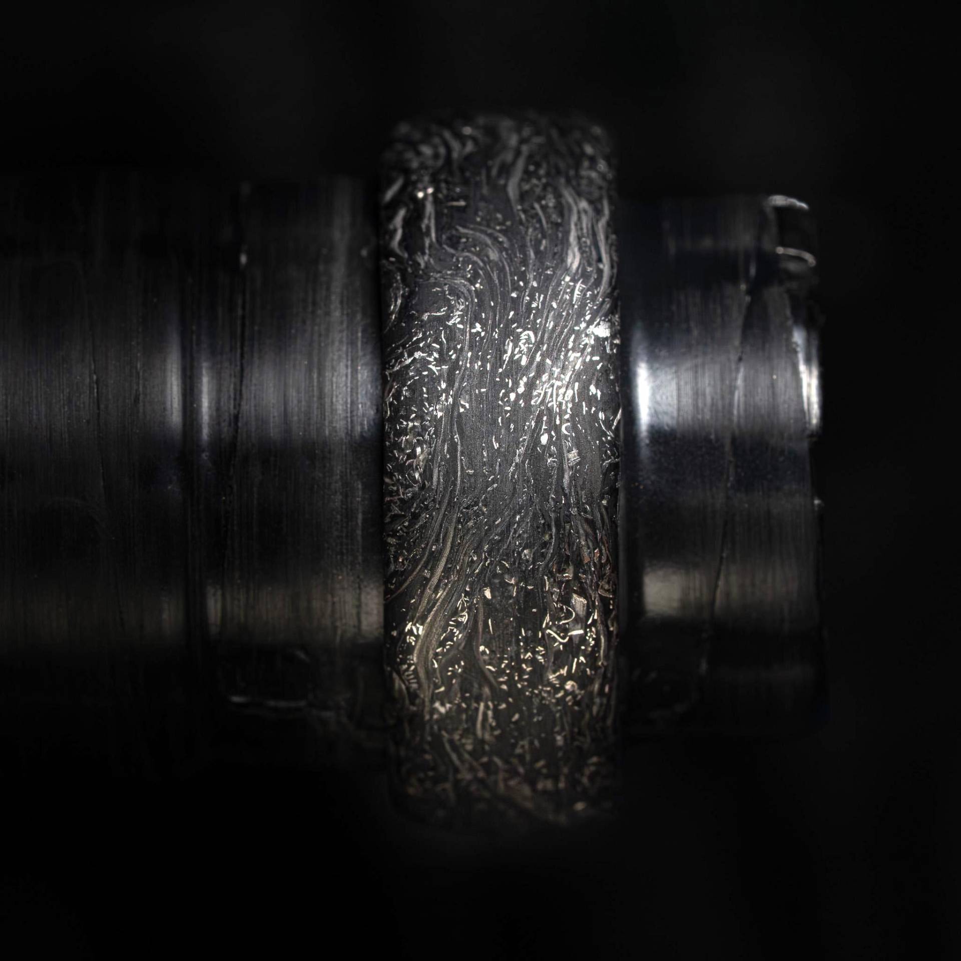 Handgefertigter Ring Aus Carbonfaser Mit Titan von UhlikRing