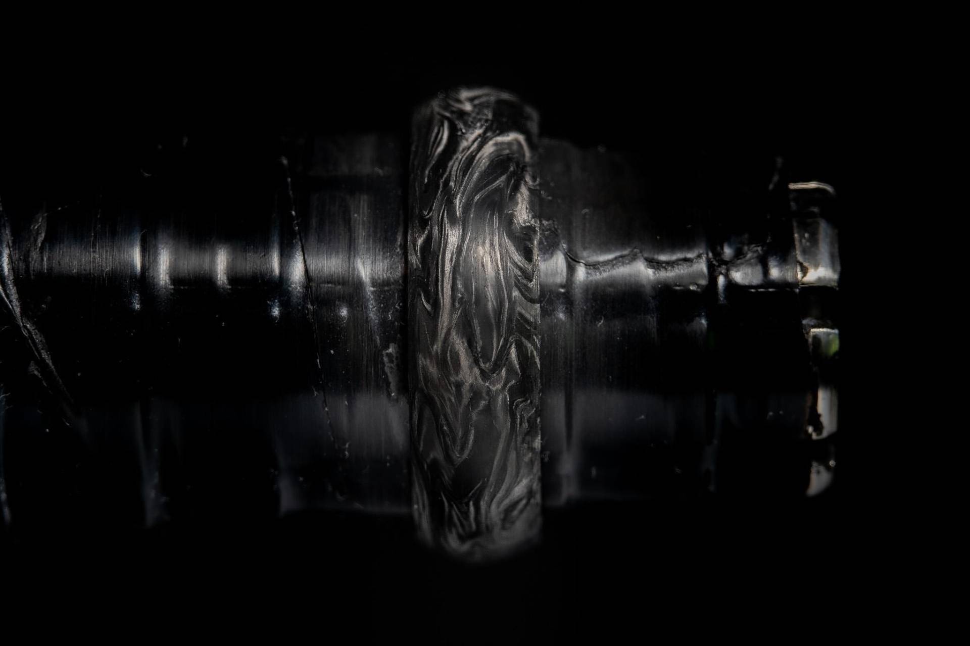 Handgefertigter Schwarzer Ring Aus Geschmiedeter Kohlefaser von UhlikRing