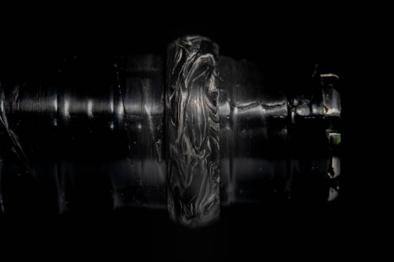 Handgefertigter Schwarzer Ring Aus Geschmiedeter Kohlefaser von UhlikRing