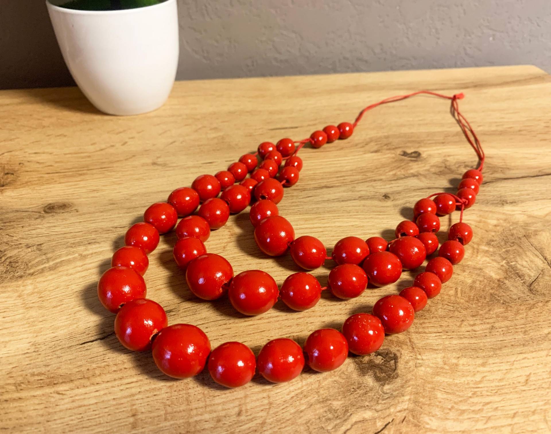 Lätzchenkette Aus Rotem Holz - Statement Schmuck, Hell Und Mutig Damenmode-Accessoire von UkrStyleAdvisor