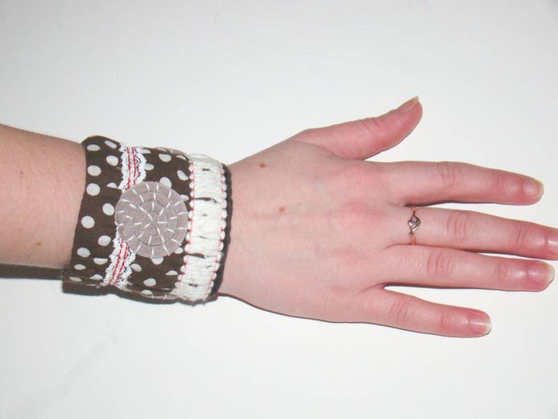 Braune Baumwolle Armband Mit Polka Dots Stoff Schmuck Damen Manschette Braun Bestickt von UkrainianTextileGift