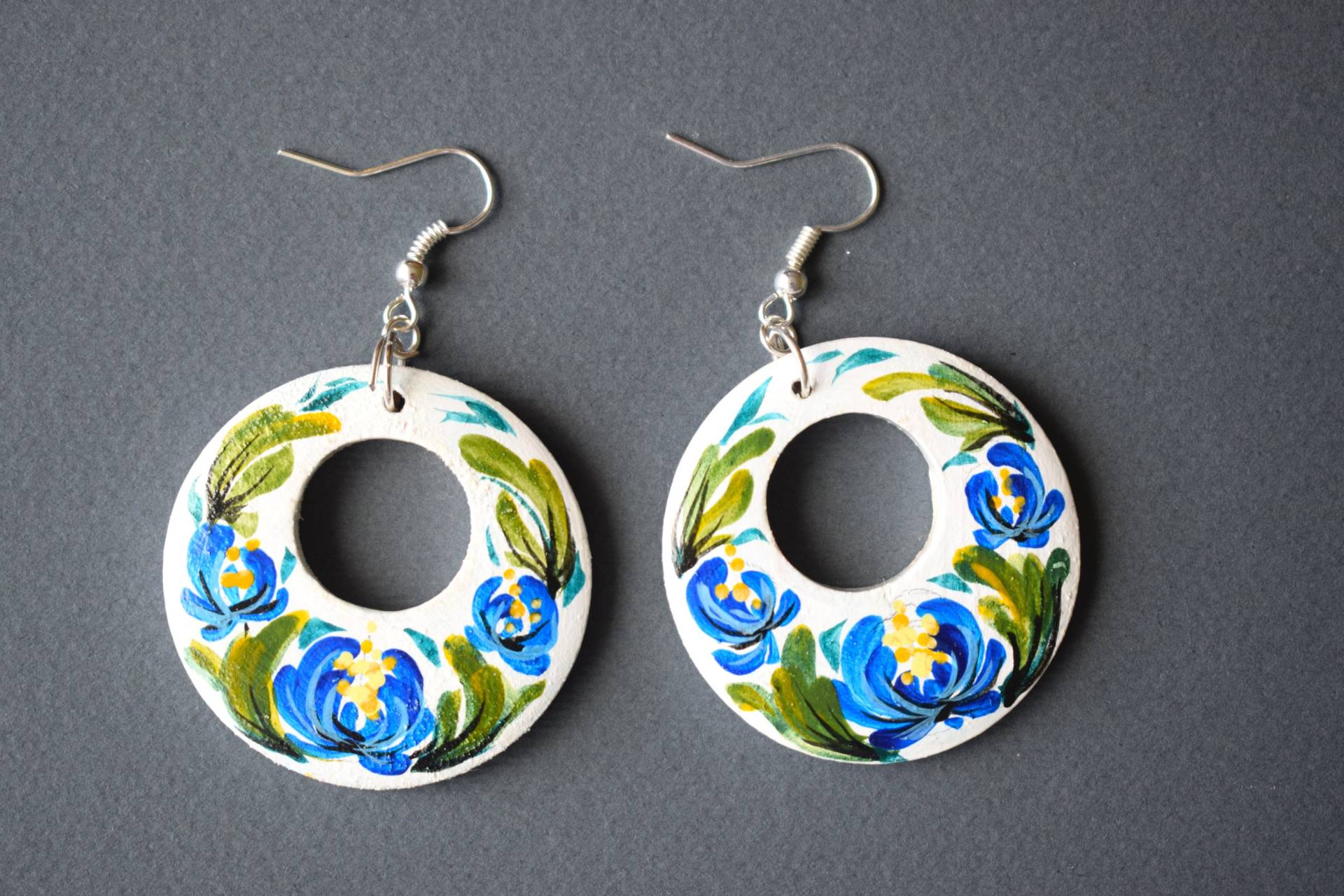Gemalte Hölzerne Ohrringe Blumen Gemalte Für Sie Weiße Acrylmalerei Auf Volkskunst Aus Holz von UkrainianTextileGift