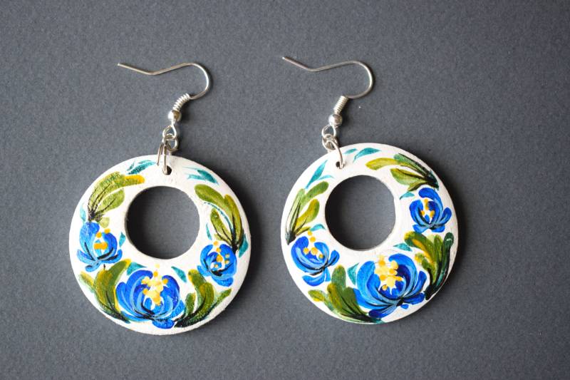 Gemalte Hölzerne Ohrringe Blumen Gemalte Für Sie Weiße Acrylmalerei Auf Volkskunst Aus Holz von UkrainianTextileGift
