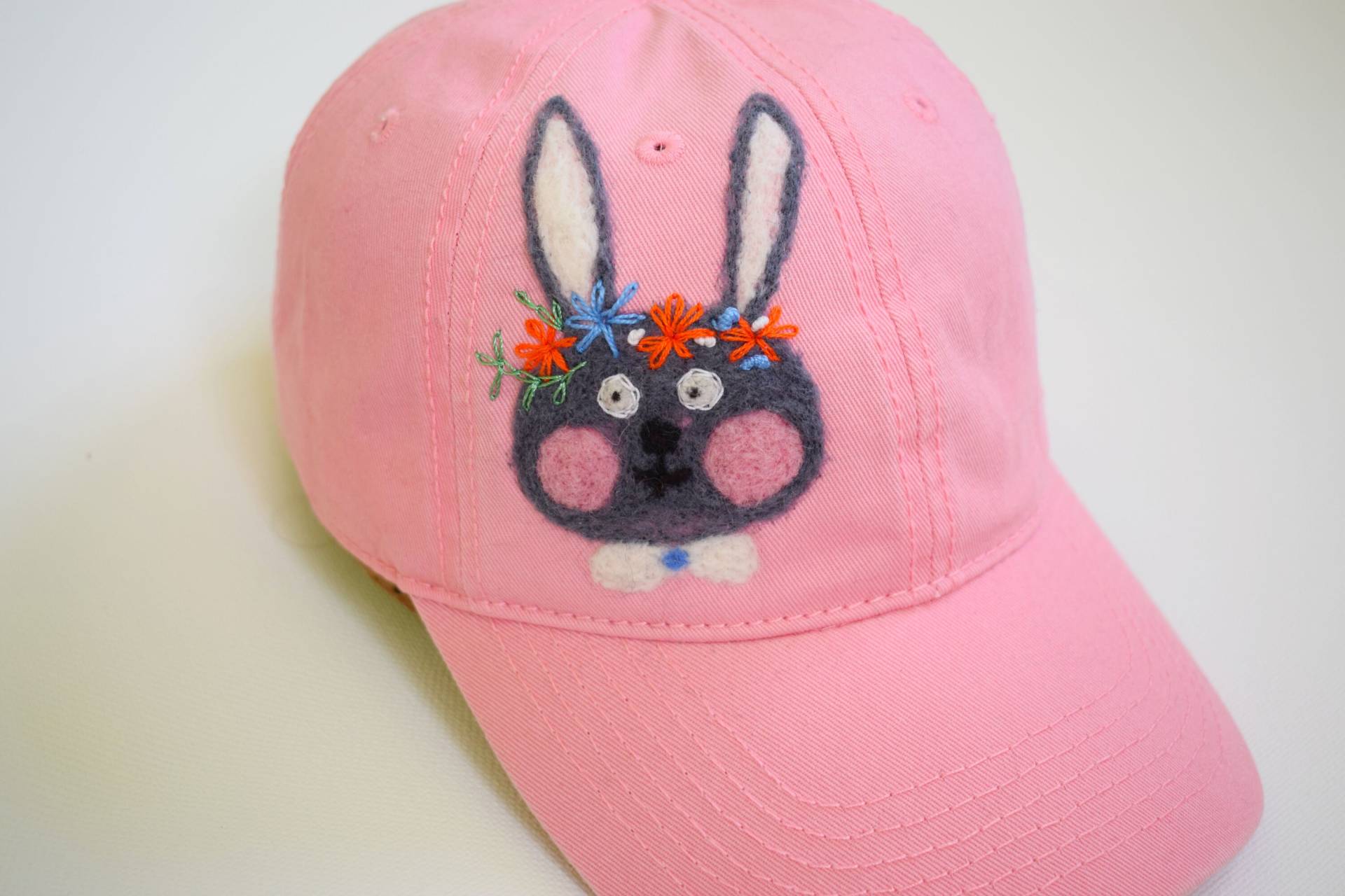 Gestickte Rosa Baseballkappe Osterhasen-Kaninchen-Hut von UkrainianTextileGift