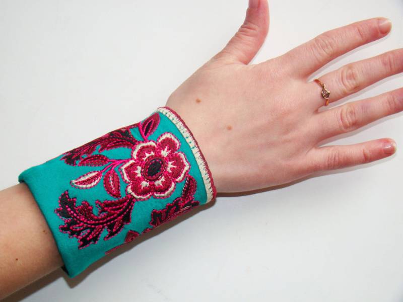 Grünes Stoffarmband Für Frauen Stoff Besticktes Armband Baumwollarmband Bestickte Mit Blume von UkrainianTextileGift