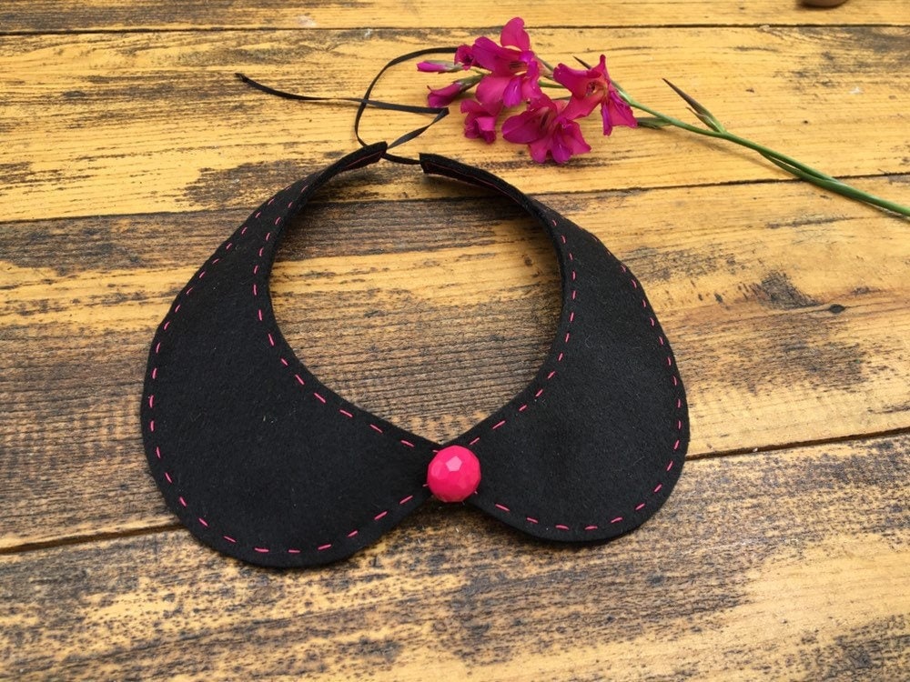Schwarzer Filzkragen, Peter-Pan-Kragen, Abnehmbarer Kragen, Damenkragen, Filzkragen Mit Rosa Knopf, Retro-stil-Halsband, Kragenhalskette von UlaFrenchDesign
