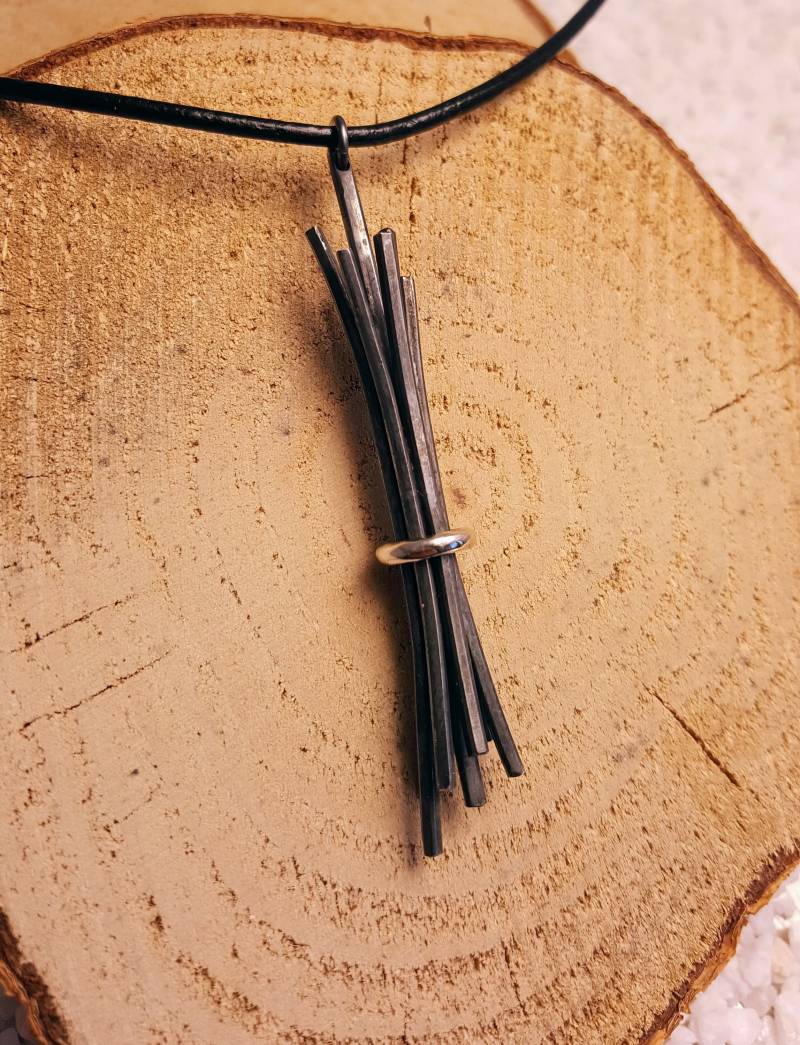 Kettenbügel Gebundene Culms, Garbe Mit Ring, Lederspitze Kettenbügel Gebundene Culms, Garbe Mit Ring, Lederspitze von UlfberhtsJewellery