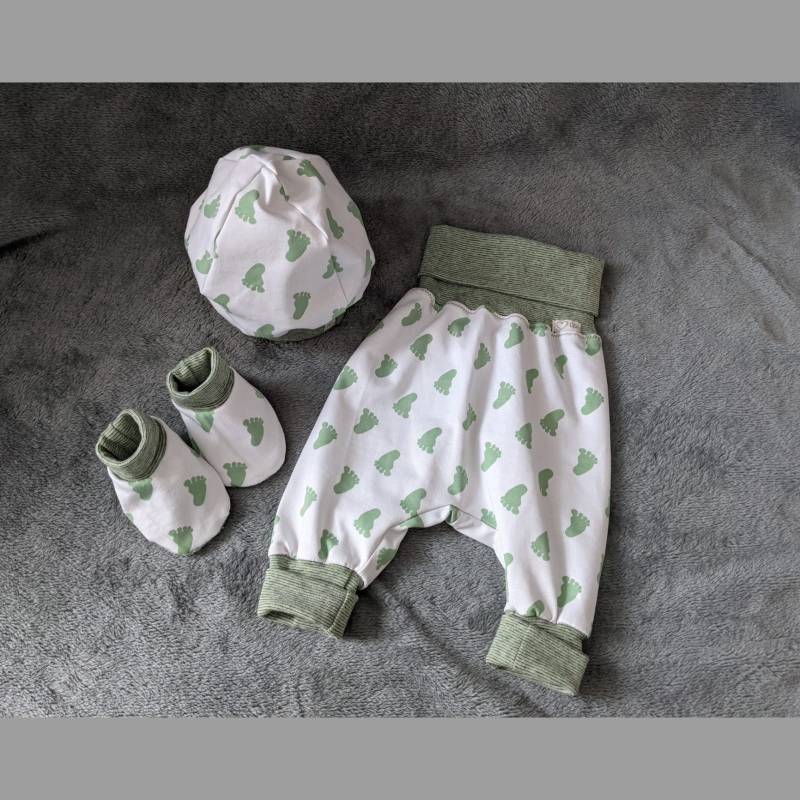 Baby-Set Bestehend Aus Mütze, Söckchen/Schuhe Und Mitwachs-Pumphose von UlisFarbenfroh