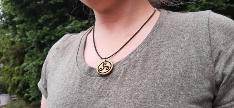 Halskette Mit Holz Medaillon Rinde| 100% Natürlich Und Personalisierbar von UlisHandwerk