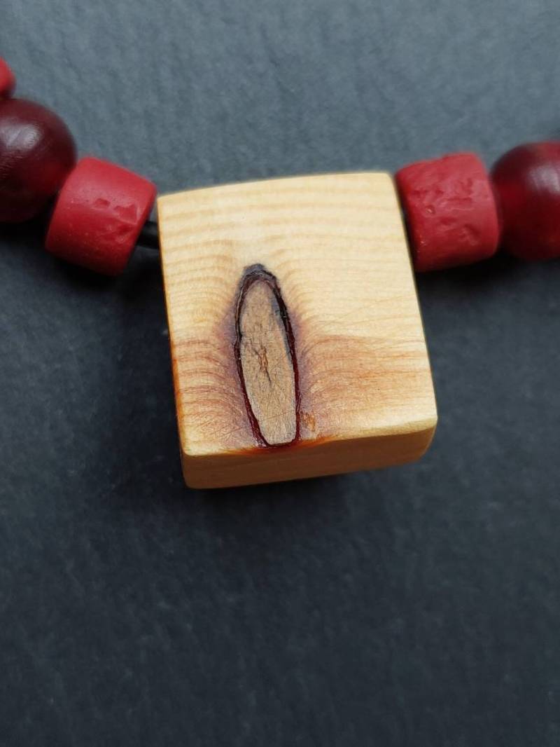 Halskette Mit Einem Kiefernholzanhänger Und Perlen von UlisHolzgedoensShop