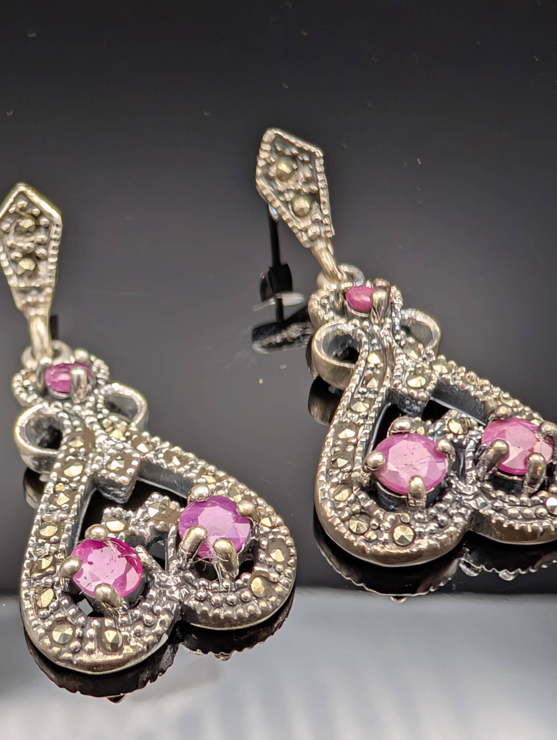 Vintage 925 Sterlingsilber Ohrringe Mit Natürlichen Rubinen Und Markasiten - Tropfenform, Schmuck Im Antiken Stil Vintage 925 Sterlingsilber Ohrringe Mit Natürlichen Rubinen Und Markasiten - Tropfenform, Schmuck Im Antiken Stil von UlisJewelryTreasures