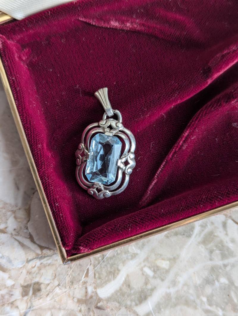 Vintage Anhänger Aus Silber 835 Mit Blauem Glasstein Im Jugendstil Vintage Anhänger Aus Silber 835 Mit Blauem Glasstein Im Jugendstil von UlisJewelryTreasures