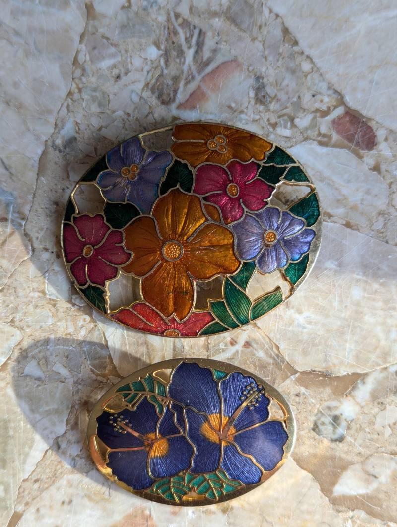 Vintage Cloisonne Emaille Blumenbrosche Set Vintage Cloisonne Emaille Blumenbrosche Set von UlisJewelryTreasures