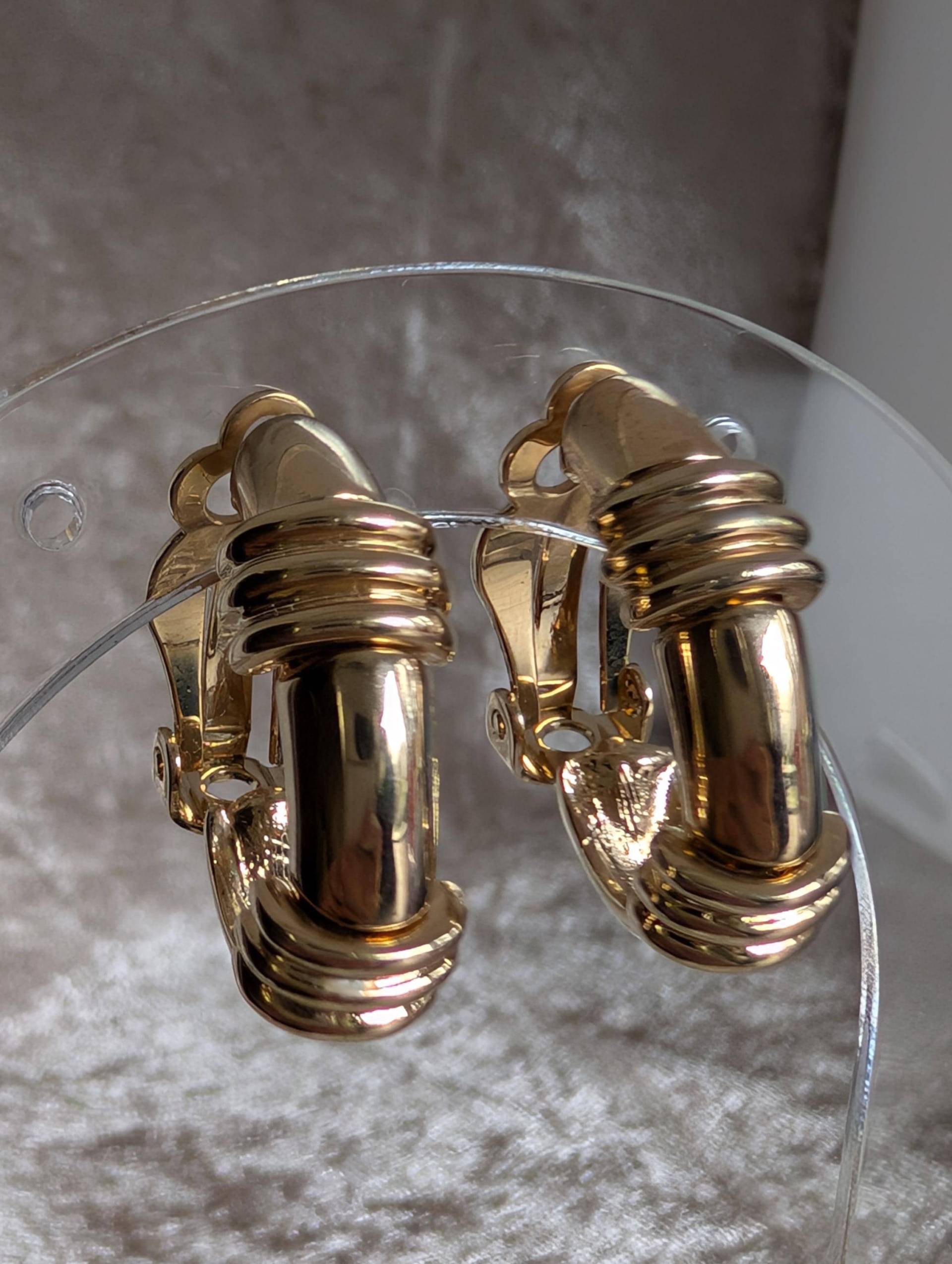 Vintage Creolen Ohrclips Goldfarben Vintage Creolen Ohrclips Goldfarben von UlisJewelryTreasures