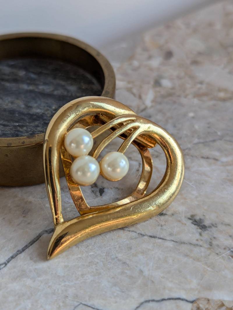 Vintage Gold Herz Schal Ring Clip Elfenbein Perle Falten Aconda Schmuck Vintage Gold Herz Schal Ring Clip Elfenbein Perle Falten Aconda Schmuck von UlisJewelryTreasures