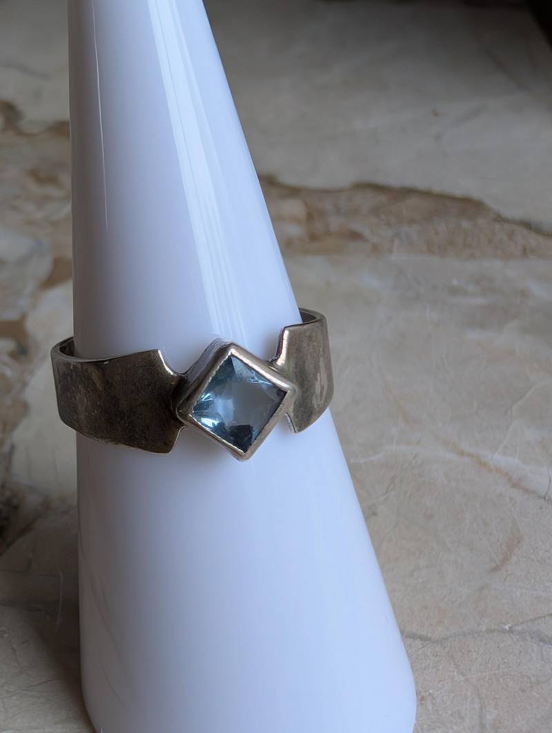 Vintage Silber Ring Mit Blauem Glasstein Gr.53 Vintage Silber Ring Mit Blauem Glasstein Gr.53 von UlisJewelryTreasures