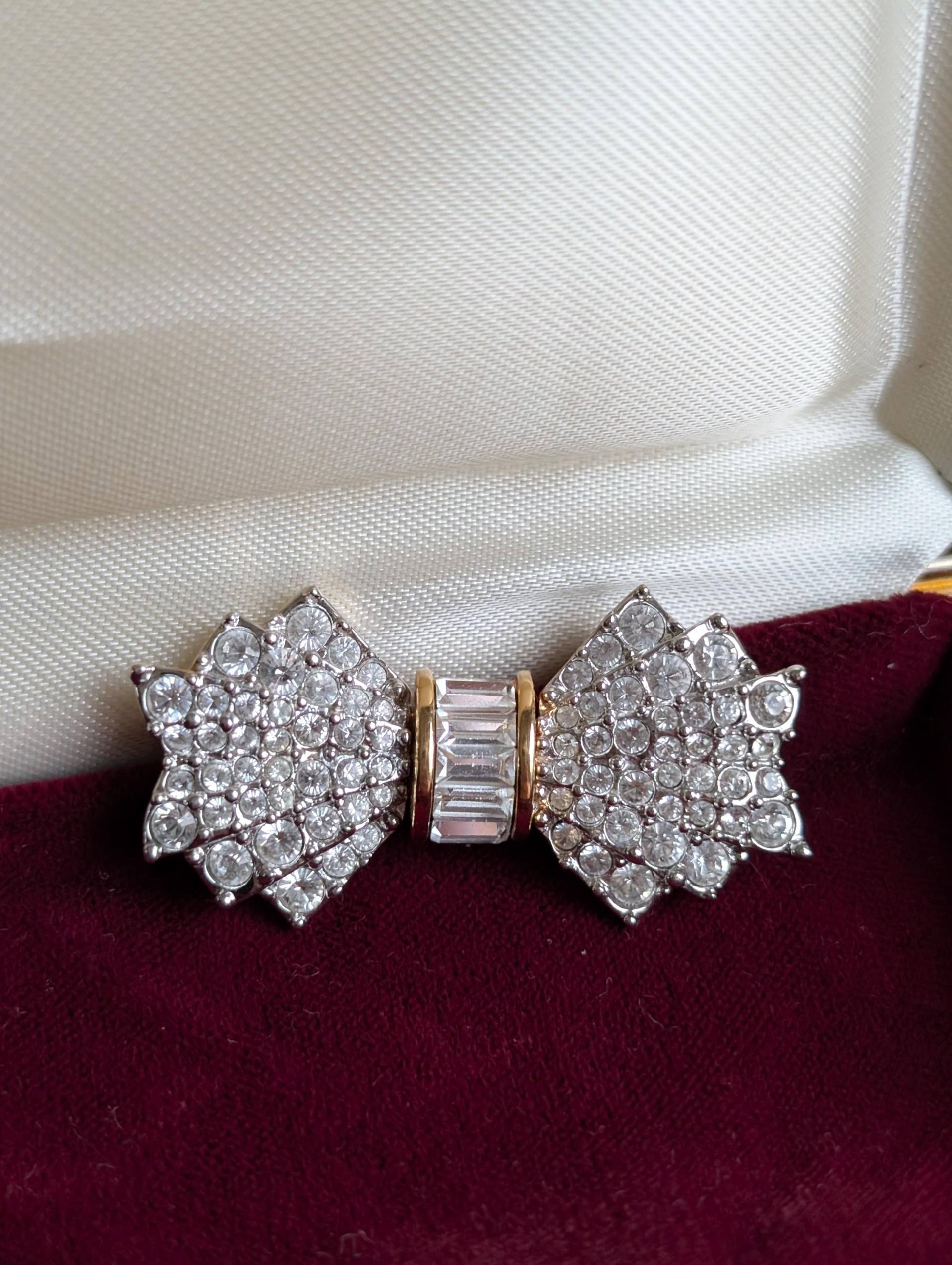 Vintage Swarovski Schleife Brosche Kristall Schwan Signiert Vintage Swarovski Schleife Brosche Kristall Schwan Signiert von UlisJewelryTreasures