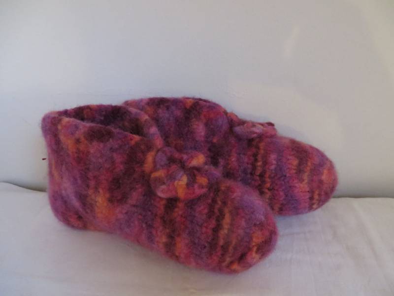 Kinder-Filz-Hausschuhe Mit Blümchen Gr. 32 von UlisWollSachen