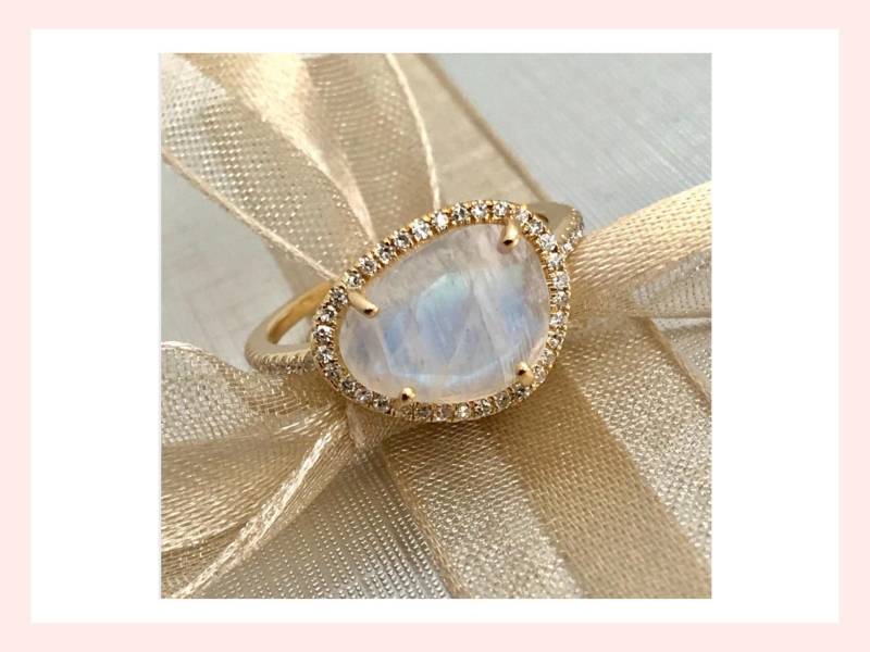 Ulka Rocks Asherton 14K Gold Diamant Aaa Regenbogen Mondstein Ring von UlkaRocks